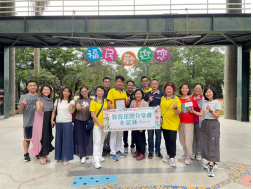 【傑人教育基金會】 感謝，台中縣傑人會與古典音樂台的邀請，教育花園全記錄，體驗教育第一線的感動。  福民國小，沒有公車經過的地方！卻是鍾珠霞校長口中的「家」一樣的學校，也是社區的心臟。學生人數約20幾人，著重山林教育以山為一所學校，「福民熊愛山，所以以熊為第一代表」加上水青蛾與獨角仙成為了三大家族，每個家族都有自己的手勢與口號。  921地震後開始發展陶藝，因為偏鄉學校長期在社服團體與企業的支持下，才能多元發展，所以學生決定將作品義賣所得再捐給公益團體，形成美與善的循環。  訪談中，校長與主任發光的眼神已